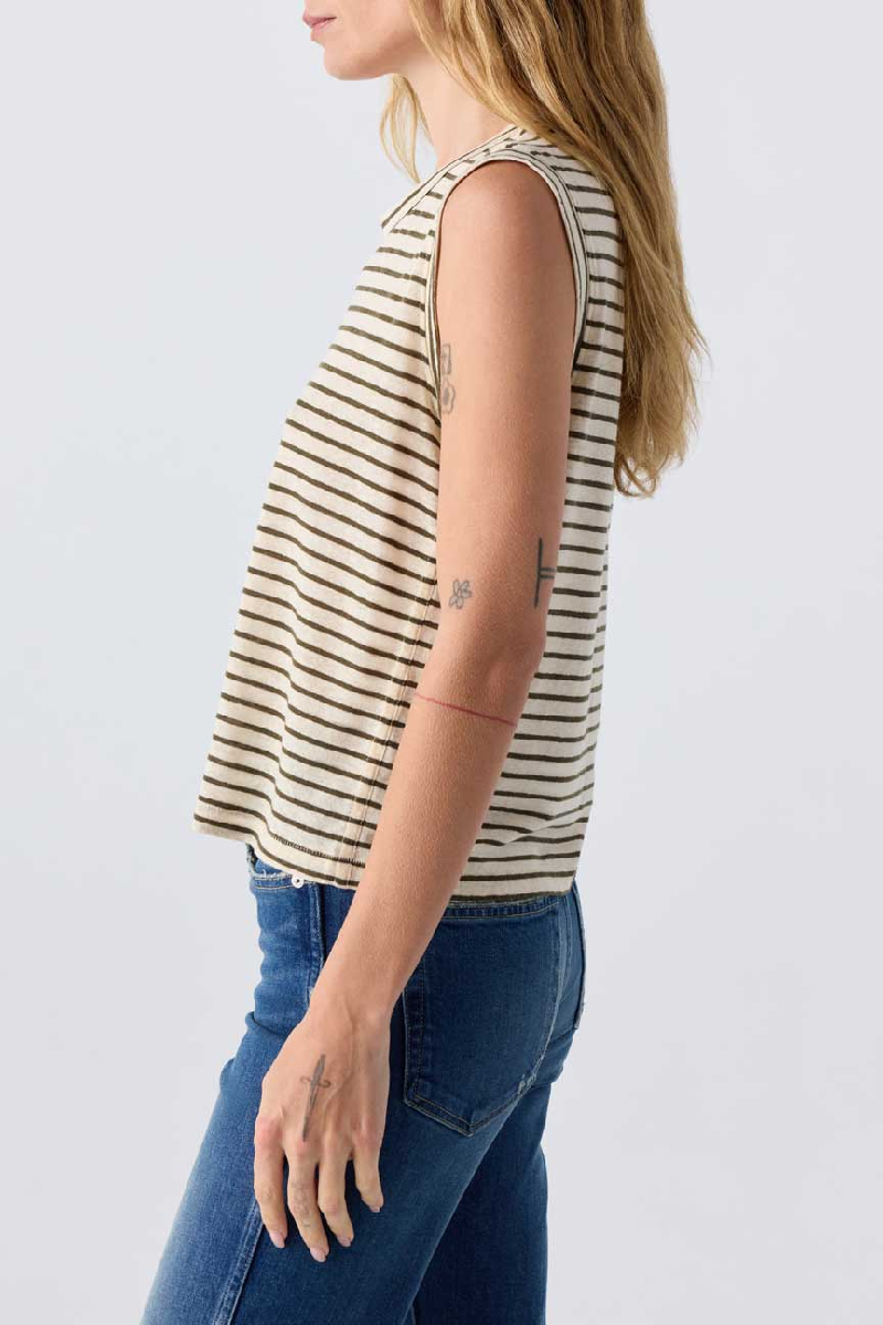 Amo - Sleeveless Love Tee - RESEDMUL