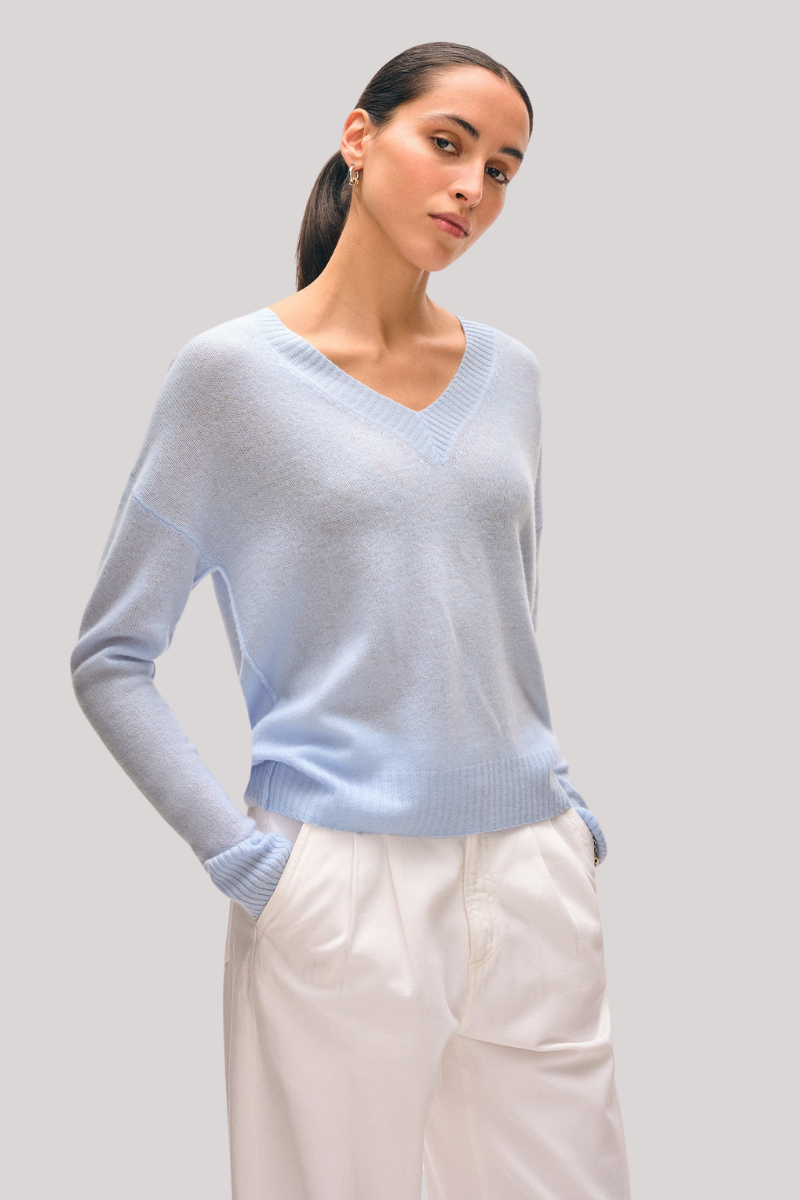 White + Warren - Cashmere Featherweight V neck - PALEMIST